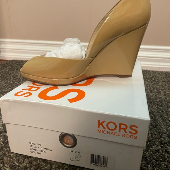 Michael Koran Nude Patent Leather Vail Wedge in Size 10M - Picture 2 of 4